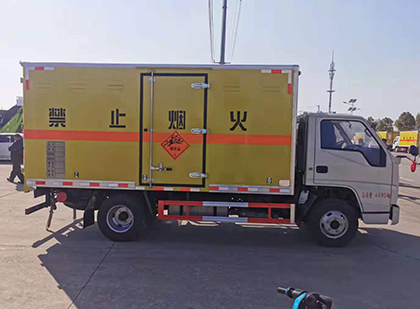 志丹爆破器材运输车工人安全操作规范与智能技术保障